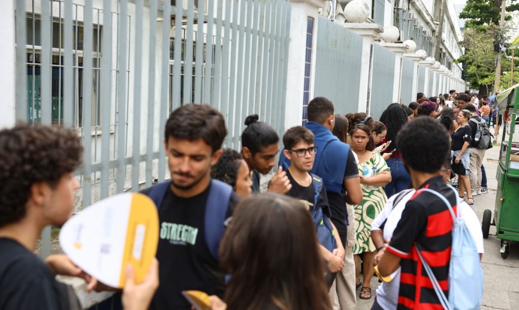 Rio de Janeiro (RJ), 16/11/2025 – Estudantes aguardam abertura dos portões no segundo dia do Exame Nacional do Ensino Médio (Enem), no Cefet Maracanã, na zona norte do Rio de Janeiro. Foto: Tomaz Silva/Agência Brasil
