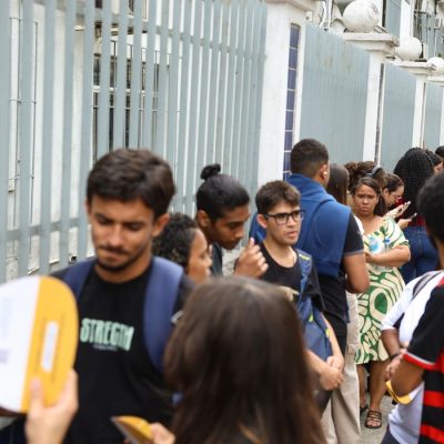 Rio de Janeiro (RJ), 16/11/2025 – Estudantes aguardam abertura dos portões no segundo dia do Exame Nacional do Ensino Médio (Enem), no Cefet Maracanã, na zona norte do Rio de Janeiro. Foto: Tomaz Silva/Agência Brasil