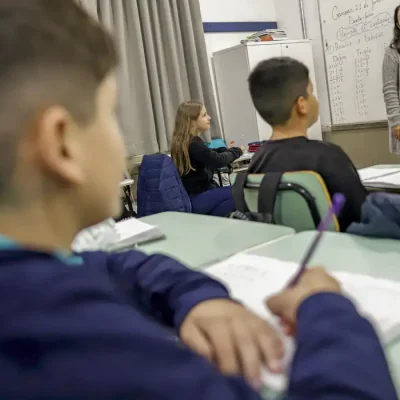 Canoas (RS), 21/06/2024 - A professora Suelem Furlanetto dentro de sala de aula na Escola Municipal Rio Grande do Sul, após enchente que atingiu toda a escola. Foto: Bruno Peres/Agência Brasil