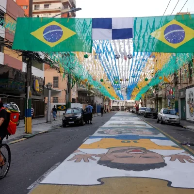 Rio de Janeiro (RJ), 09/06/2026 - Rua Pereira Nunes, em Vila Isabel, zona norte da cidade, pintada e enfeitada para a Copa do Mundo de Futebol 2026.  Foto: Tânia Rêgo/Agência Brasil