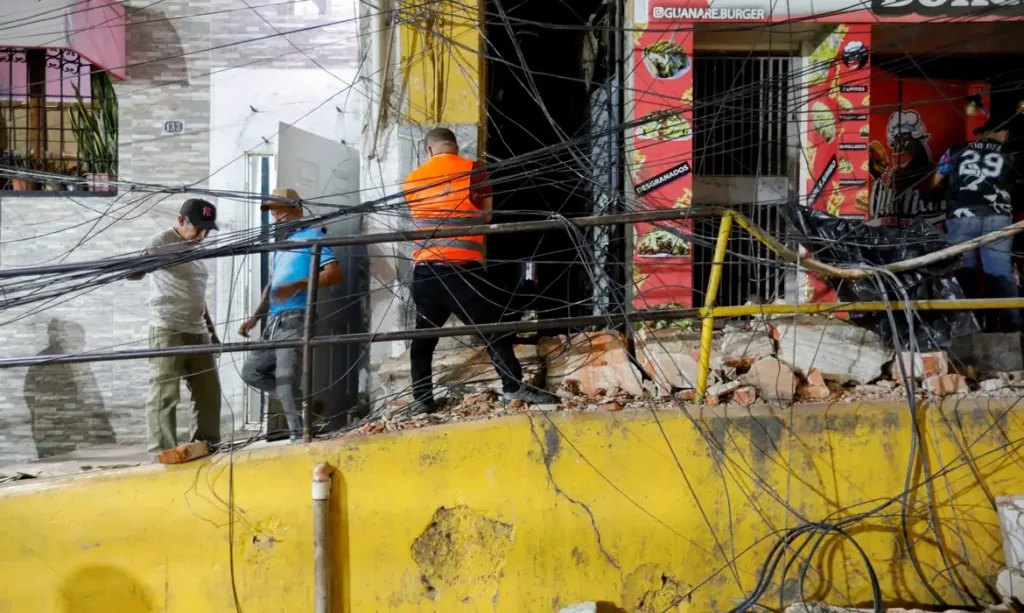 People inspect the site of damaged buildings in the aftermath of an earthquake, in Caracas, Venezuela, June 24, 2026. REUTERS/Fausto Torrealba