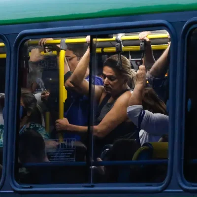 Rio de Janeiro (RJ) 30/04/2024 – Trabalhadores usam ônibus em deslocamento na volta para casa, na região da Central do Brasil. Foto: Fernando Frazão/Agência Brasil