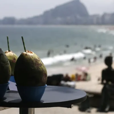 Em dia de forte calor cariocas se refrescam na praia de Copacabana.