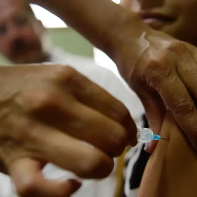 Brasília - Alunas do Centro de Ensino Fundamental 25, em Ceilândia, são vacinadas contra o papiloma vírus humano - HPV (Marcelo Camargo/Agência Brasil)