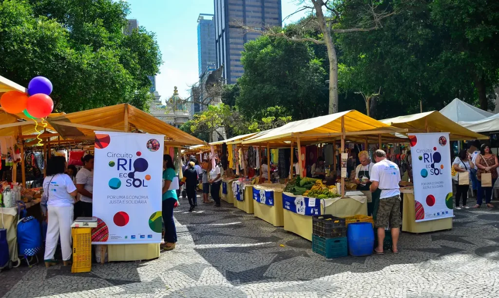 Artesãos de vários municípios fluminenses participam do 5º Festival de Economia Solidária, na Cinelândia, no centro da capital (Tomaz Silva/Agência Brasil)