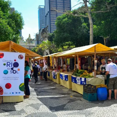 Artesãos de vários municípios fluminenses participam do 5º Festival de Economia Solidária, na Cinelândia, no centro da capital (Tomaz Silva/Agência Brasil)