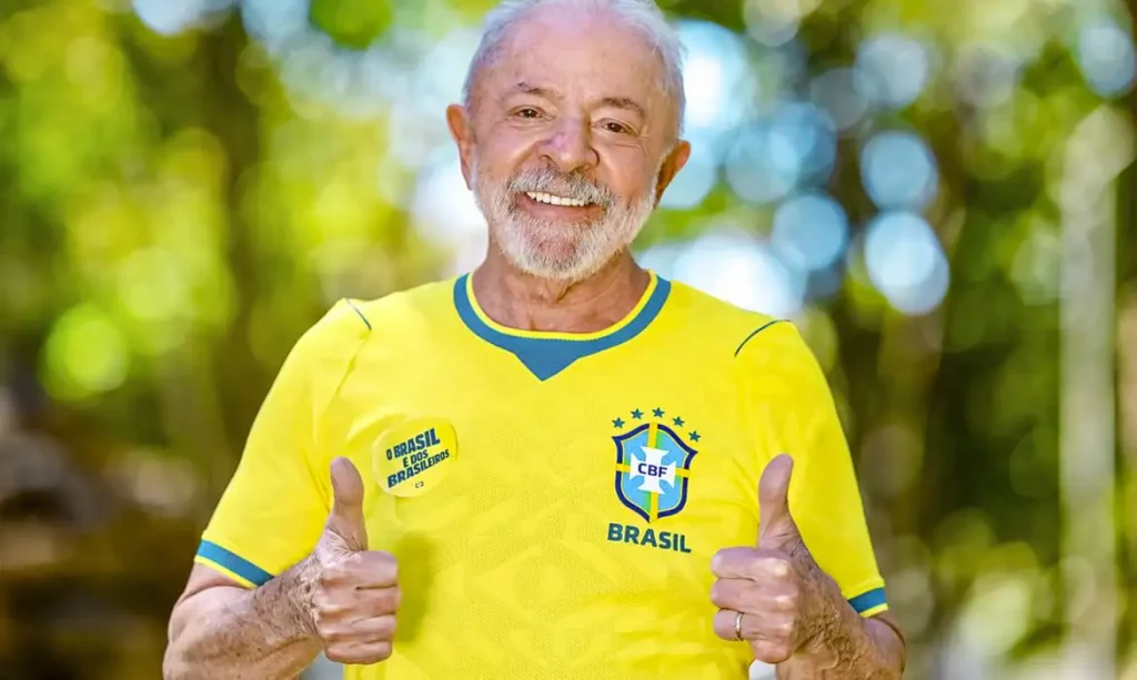 06.06.2026 - Presidente da República, Luiz Inácio Lula da Silva, posa para retrato com a camisa da Seleção Brasileira de futebol, na Granja do Torto. Brasília - DF.  Foto: Ricardo Stuckert / PR