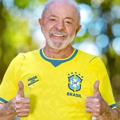 06.06.2026 - Presidente da República, Luiz Inácio Lula da Silva, posa para retrato com a camisa da Seleção Brasileira de futebol, na Granja do Torto. Brasília - DF.  Foto: Ricardo Stuckert / PR