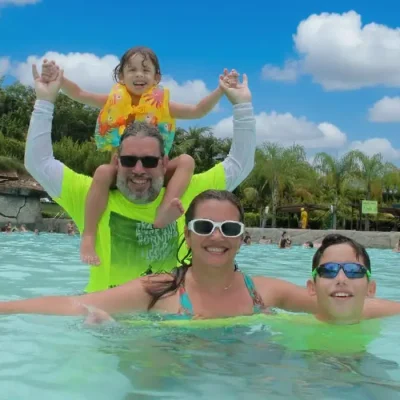 Brasília (DF), 18/06/2026 –  família na piscina é a Rosângela Dia do orgulho autista: saiba os direitos dos alunos na escola. Dia do orgulho autista: saiba os direitos dos alunos na escola
Foto: Rosangela/Arquivo pessoal