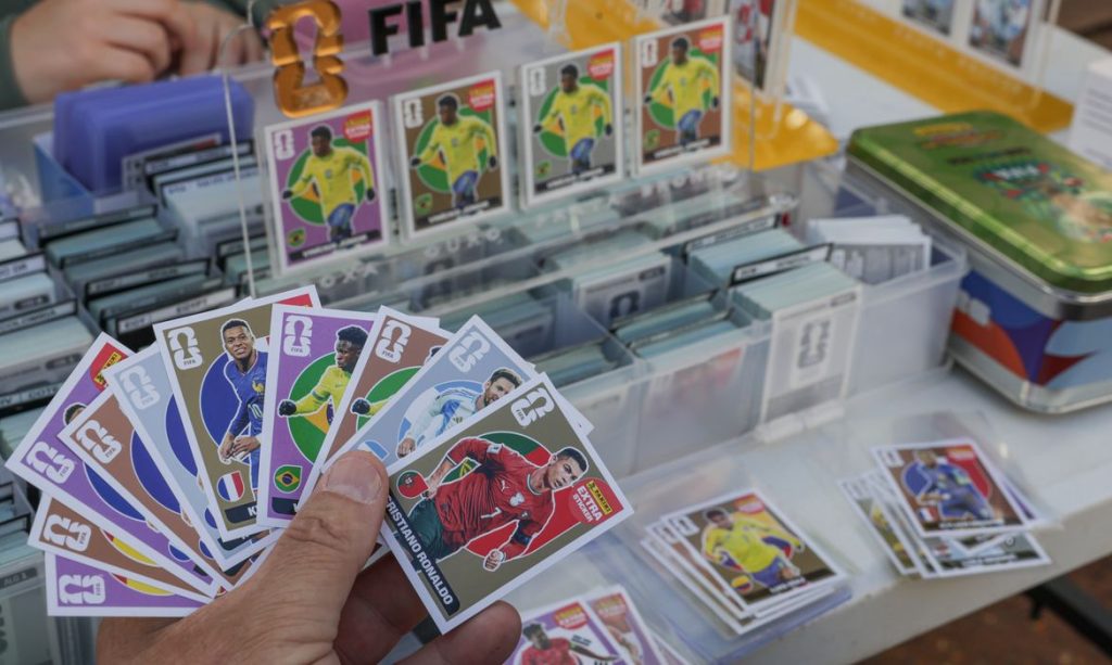 Brasília (DF), 17/06/2026 - Vendedores, revendedores e colecionadores em busca das figurinhas que faltam para completar o álbum da Copa do Mundo se reúnem para comercializar em uma banca de jornal.
Foto: Joédson Alves/Agência Brasil