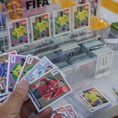 Brasília (DF), 17/06/2026 - Vendedores, revendedores e colecionadores em busca das figurinhas que faltam para completar o álbum da Copa do Mundo se reúnem para comercializar em uma banca de jornal.
Foto: Joédson Alves/Agência Brasil