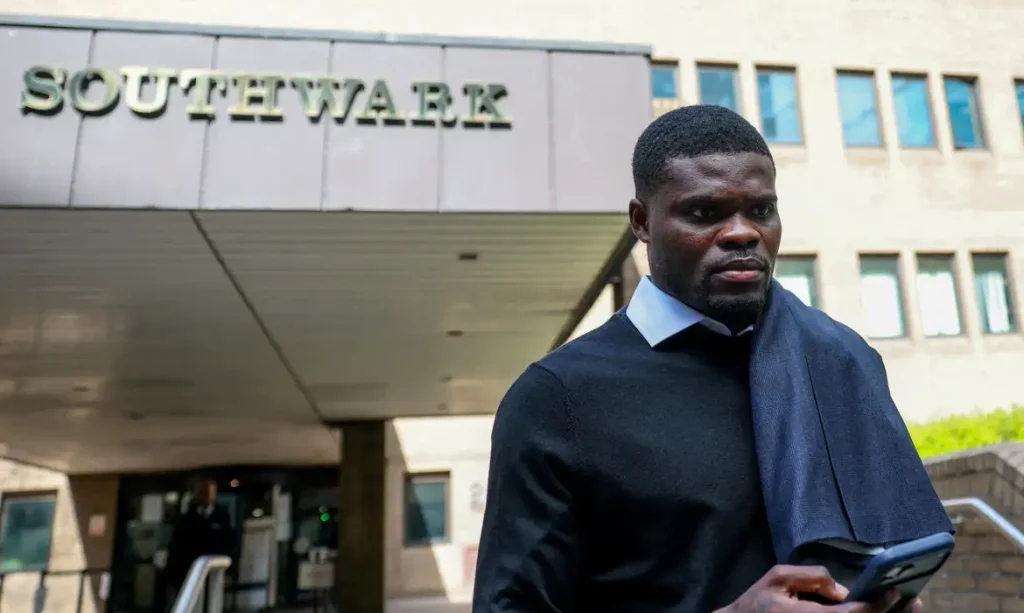 Thomas Partey deixa o Tribunal de Southwark, em Londres
13 de abril de 2026 REUTERS/Hannah McKay