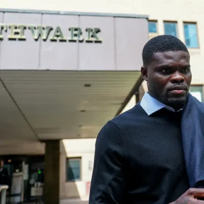 Thomas Partey deixa o Tribunal de Southwark, em Londres
13 de abril de 2026 REUTERS/Hannah McKay