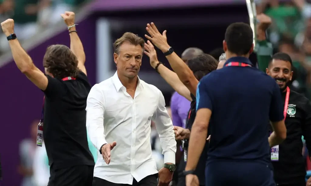 Hervé Renard aperta a mão do técnico da Argentina, Lionel Scaloni
22 de novembro de 2022 REUTERS/Carl Recine