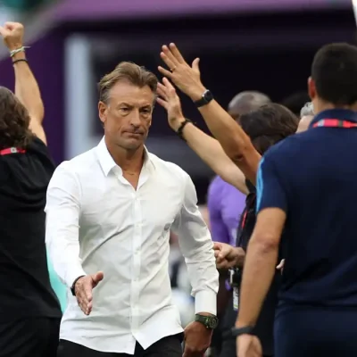 Hervé Renard aperta a mão do técnico da Argentina, Lionel Scaloni
22 de novembro de 2022 REUTERS/Carl Recine