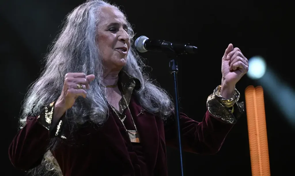 DF - BRASILIA - 11/09/2024 - BRASILIA, CAETANO VELOSO AND MARIA BETHANIA SHOW - Maria Bethania sings during the Caetano Veloso and Maria Bethania tour show at the Mane Garrincha Stadium, held on November 9 in Brasilia. Photo: Mateus Bonomi/AGIF