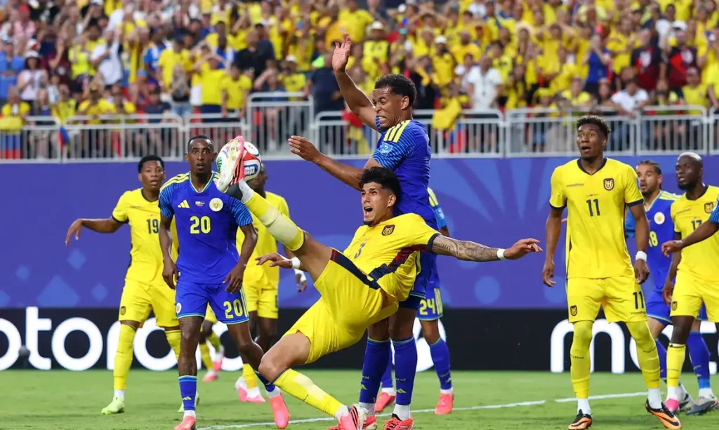 Soccer Football - FIFA World Cup 2026 - Group E - Ecuador v Curacao - Kansas City Stadium, Kansas City, Missouri, U.S. - June 20, 2026 Ecuador's Piero Hincapie in action with Curacao's Jurien Gaari REUTERS/Hannah Mckay TPX IMAGES OF THE DAY