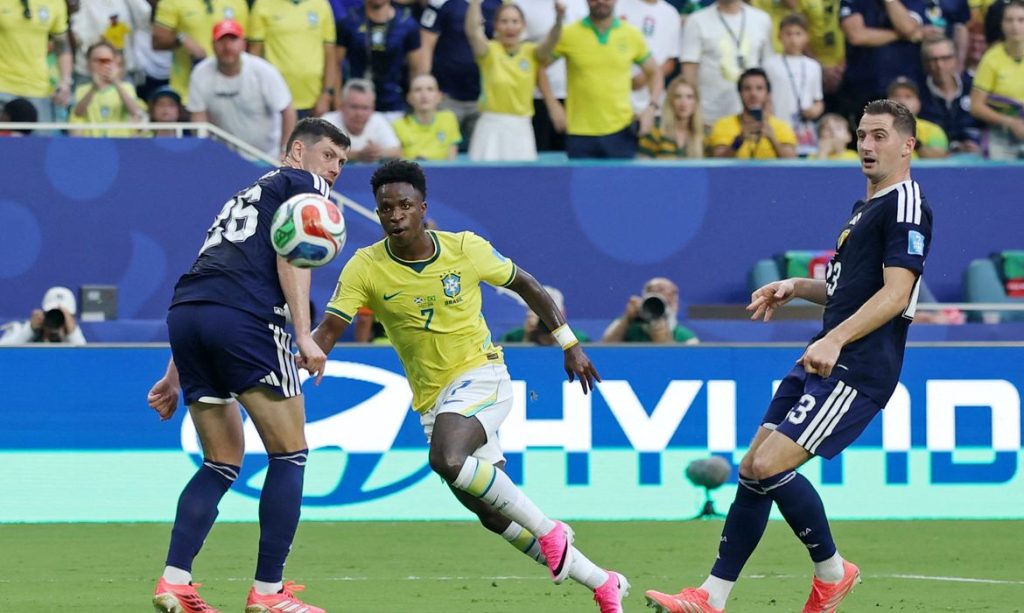 Soccer Football - FIFA World Cup 2026 - Group C - Scotland v Brazil - Miami Stadium, Miami Gardens, Florida, U.S. - June 24, 2026 Brazil's Vinicius Junior in action with Scotland's Kenny McLean and Scott McKenna.REUTERS/Paul Childs/Proibida Reprodução