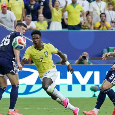 Soccer Football - FIFA World Cup 2026 - Group C - Scotland v Brazil - Miami Stadium, Miami Gardens, Florida, U.S. - June 24, 2026 Brazil's Vinicius Junior in action with Scotland's Kenny McLean and Scott McKenna.REUTERS/Paul Childs/Proibida Reprodução