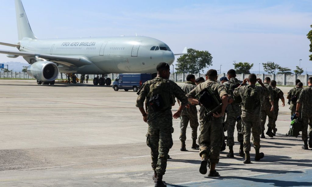 Rio de Janeiro (RJ), 30/06/2026 – Militares brasileiros embarcam na Base Aérea do Galeão, no Rio de Janeiro, em uma aeronave da Força Aérea Brasileira (FAB), com destino à Venezuela, para participar de missão humanitária. Foto: Tomaz Silva/Agência Brasil