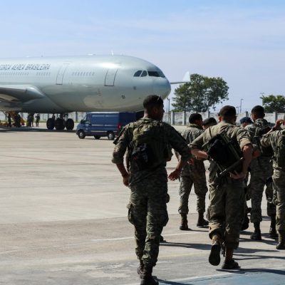 Rio de Janeiro (RJ), 30/06/2026 – Militares brasileiros embarcam na Base Aérea do Galeão, no Rio de Janeiro, em uma aeronave da Força Aérea Brasileira (FAB), com destino à Venezuela, para participar de missão humanitária. Foto: Tomaz Silva/Agência Brasil