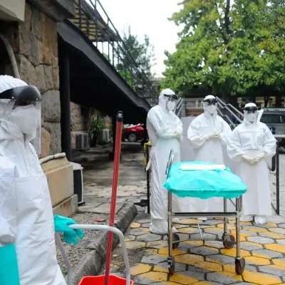 Rio de Janeiro - Governo brasileiro realiza uma simjulação colocando em prática as medidas adotadas pelo governo em resposta a um eventual caso suspeito de Ebola em viajante internacioal. Na foto simulação da chegada de um suspeito de
