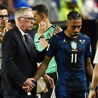 Soccer Football - FIFA World Cup 2026 - Group C - Brazil v Haiti - Philadelphia Stadium, Philadelphia, Pennsylvania, U.S. - June 19, 2026 Brazil coach Carlo Ancelotti consoles Raphinha as he walks off the pitch after sustaining an injury REUTERS/Dylan Martinez