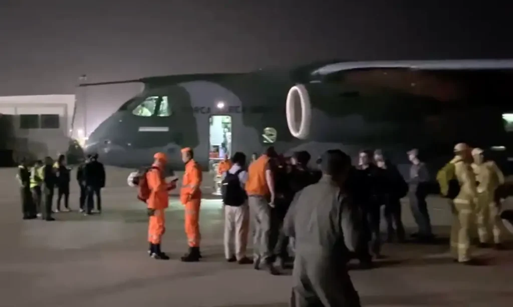 Força Aérea Brasileira (FAB) informa que uma aeronave KC-390 Millennium, do Primeiro Grupo de Transporte de Tropa (1º GTT) - Esquadrão Zeus, pousou, às 23h40 (horário de Brasília) desta sexta-feira (26/06) na Base Militar da Força Aerea Venezuelana El Libertador, em Maracay, na Venezuela, transportando médicos, cães farejadores e equipamentos especializados para apoiar a País após os terremotos registrados na última terça-feira (23/06).  Frame: FAB/Divulgação