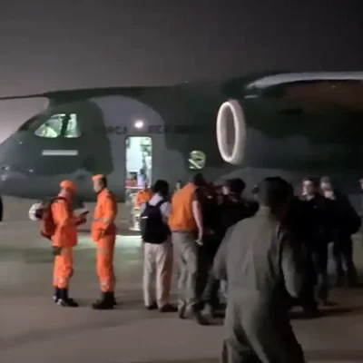 Força Aérea Brasileira (FAB) informa que uma aeronave KC-390 Millennium, do Primeiro Grupo de Transporte de Tropa (1º GTT) - Esquadrão Zeus, pousou, às 23h40 (horário de Brasília) desta sexta-feira (26/06) na Base Militar da Força Aerea Venezuelana El Libertador, em Maracay, na Venezuela, transportando médicos, cães farejadores e equipamentos especializados para apoiar a País após os terremotos registrados na última terça-feira (23/06).  Frame: FAB/Divulgação