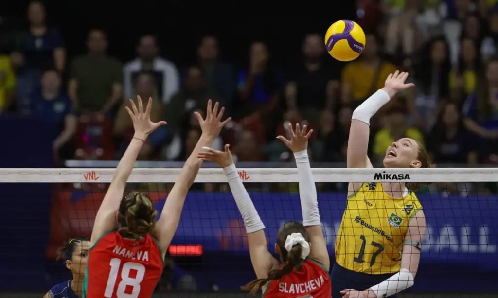 Lance de jogo de vôlei entre Brasil e. Bulgária. Foto: Patricy Albuquerque/CBV