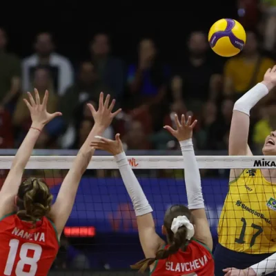 Lance de jogo de vôlei entre Brasil e. Bulgária. Foto: Patricy Albuquerque/CBV