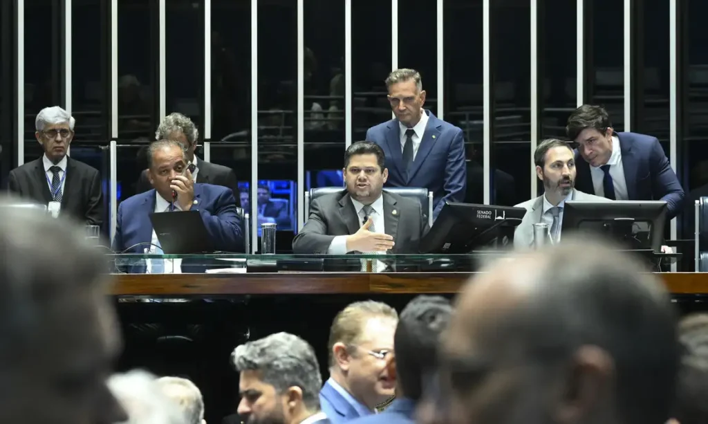 Plenário do Senado Federal durante sessão deliberativa ordinária. Ordem do dia. 

Na pauta, o substitutivo da Câmara ao PL 3.824/2023, que institui a Política Nacional de Indução à Docência na Educação Básica - Mais Professores para o Brasil.

Mesa:
senador Eduardo Gomes (PL-TO); 
presidente do Senado Federal, senador Davi Alcolumbre (União-AP); 
secretário-geral da Mesa do Senado Federal, Danilo Augusto Barboza de Aguiar. 

Foto: Carlos Moura/Agência Senado
