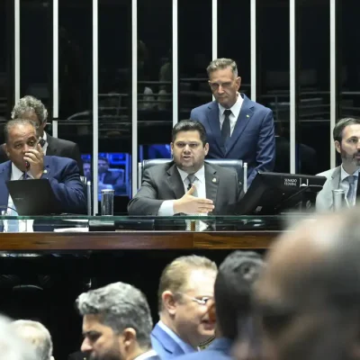 Plenário do Senado Federal durante sessão deliberativa ordinária. Ordem do dia. 

Na pauta, o substitutivo da Câmara ao PL 3.824/2023, que institui a Política Nacional de Indução à Docência na Educação Básica - Mais Professores para o Brasil.

Mesa:
senador Eduardo Gomes (PL-TO); 
presidente do Senado Federal, senador Davi Alcolumbre (União-AP); 
secretário-geral da Mesa do Senado Federal, Danilo Augusto Barboza de Aguiar. 

Foto: Carlos Moura/Agência Senado