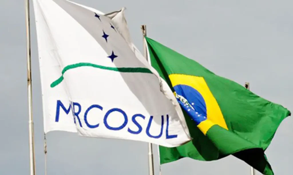 Brasília (DF), 30/06/2026 - FOTO DE ARQUIVO - Bandeiras do Brasil e do Mercosul. Foto: Leopoldo Silva/Agência Senado