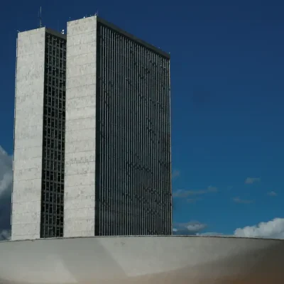 A cúpula maior, voltada para cima, abriga o Plenário da Câmara dos Deputados.