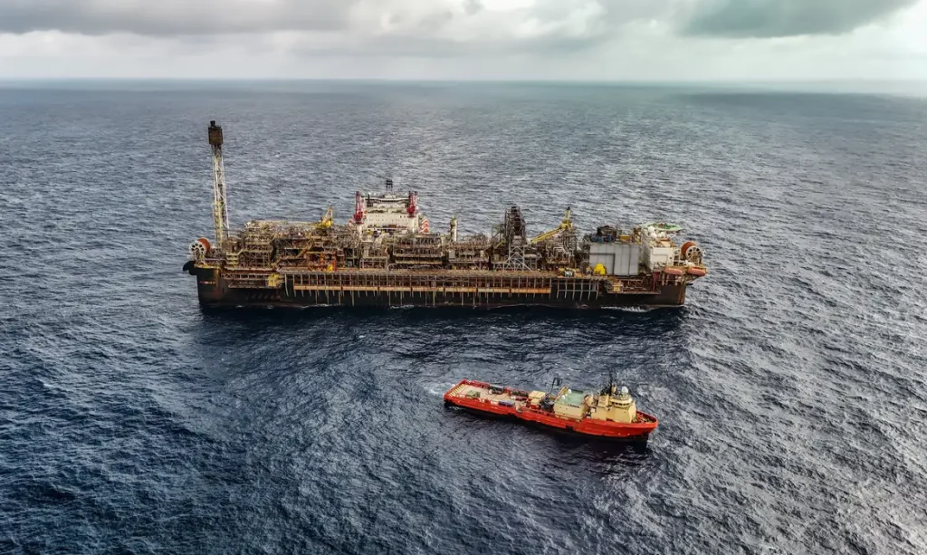 28/05/2026 - Pré-sal da Bacia de Santos -Esta é a P-67, uma unidade gigante do tipo FPSO (sistema flutuante de produção, armazenamento e transferência) que opera no pré-sal da Bacia de Santos. Com impressionantes 353 mil toneladas, 288 metros de comprimento, 54 metros de largura e 31 metros de altura, essa estrutura colossal tem capacidade para processar diariamente até 150 mil barris de petróleo e comprimir até 6 milhões de m³ de gás natural. Mostrar o cotidiano, a segurança e a dedicação dos profissionais que trabalham embarcados nessa superestrutura é uma forma de valorizar quem constrói a nossa história todos os dias.

Como parte ativa do Programa Pró-Equidade de Gênero e Raça, a Petrobras reafirma o compromisso de construir um ambiente de trabalho mais inclusivo e representativo, quebrando barreiras históricas no setor offshore e impulsionando a equidade tanto em terra quanto mar afora. Foto: Rafa Neddermeyer/Agência Brasil