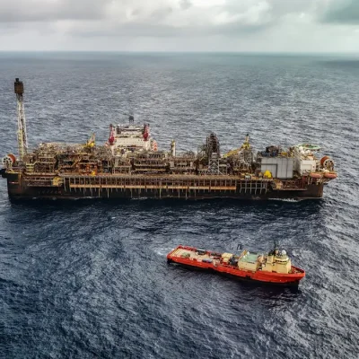 28/05/2026 - Pré-sal da Bacia de Santos -Esta é a P-67, uma unidade gigante do tipo FPSO (sistema flutuante de produção, armazenamento e transferência) que opera no pré-sal da Bacia de Santos. Com impressionantes 353 mil toneladas, 288 metros de comprimento, 54 metros de largura e 31 metros de altura, essa estrutura colossal tem capacidade para processar diariamente até 150 mil barris de petróleo e comprimir até 6 milhões de m³ de gás natural. Mostrar o cotidiano, a segurança e a dedicação dos profissionais que trabalham embarcados nessa superestrutura é uma forma de valorizar quem constrói a nossa história todos os dias.
Como parte ativa do Programa Pró-Equidade de Gênero e Raça, a Petrobras reafirma o compromisso de construir um ambiente de trabalho mais inclusivo e representativo, quebrando barreiras históricas no setor offshore e impulsionando a equidade tanto em terra quanto mar afora. Foto: Rafa Neddermeyer/Agência Brasil