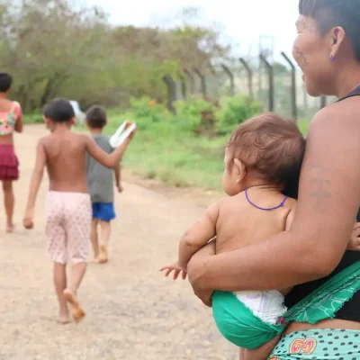 Boa Vista (RR), 15/02/2023, Mulher indígena com bebê em frente ao Hospital de Campanha Yanomami montado na Casa de Saúde Indígena - Casai.
