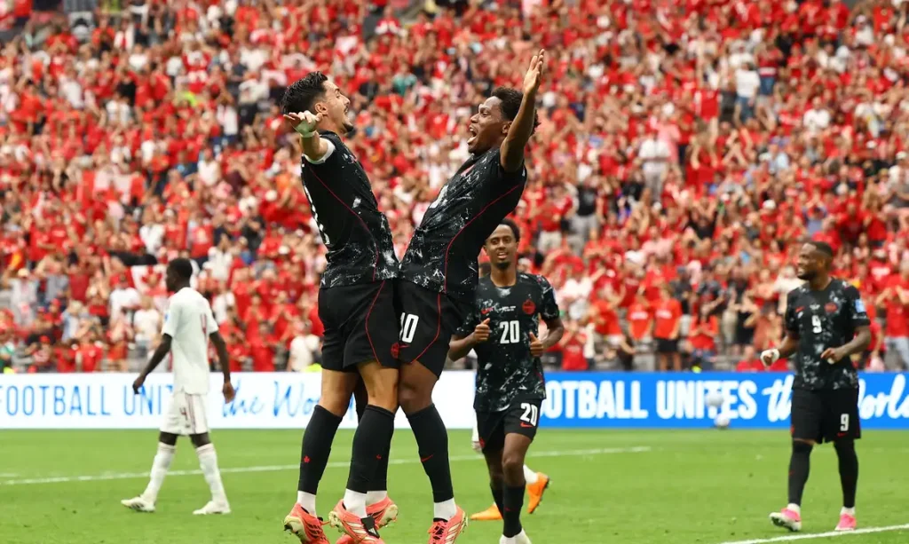 Jonathan David comemora o terceiro gol do Canadá com Stephen Eustáquio 
18 de junho de 2026 REUTERS/Agustin Marcarian
