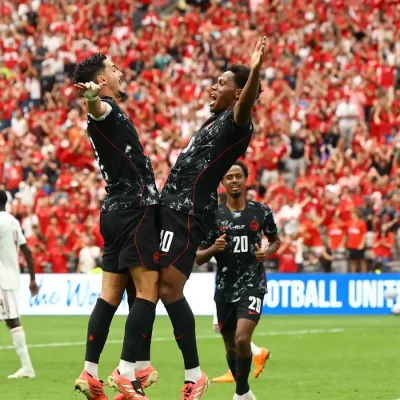 Jonathan David comemora o terceiro gol do Canadá com Stephen Eustáquio
18 de junho de 2026 REUTERS/Agustin Marcarian