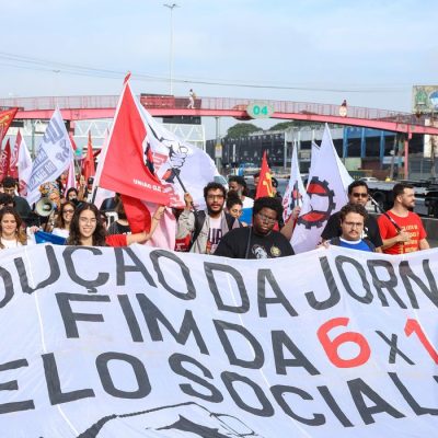 Rio de Janeiro (RJ), 30/06/2026 – Manifestantes participam de ato pelo fim da escala 6x1 e caminham pela Avenida Brasil, na Zona Norte do Rio de Janeiro. Foto: Tomaz Silva/Agência Brasil