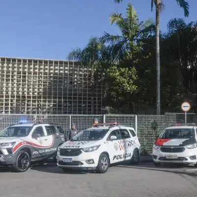Guarulhos (SP), 22/06/2026 - Julgamento dos acusados da morte de Vinícius Gritzbach começa hoje, em Guarulhos, o julgamento dos três policiais militares acusados de matar Vinícius Gritbach, delator do PCC. Ele foi morto a tiros no aeroporto de Guarulhos em novembro de 2024. O júri começa hoje e deve seguir até sexta-feira, no Fórum da Comarca de Guarulhos. Movimento na frente do Fórum.
Foto: Paulo Pinto/Agência Brasil