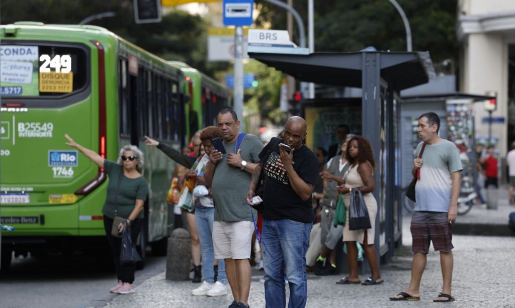 Rio de Janeiro (RJ), 28/05/2026 – Trabalhadores em ponto de ônibus no Largo da Carioca após aprovação pela Câmara dos Deputados da PEC que acaba com escala de trabalho 6x1. Foto: Fernando Frazão/Agência Brasil