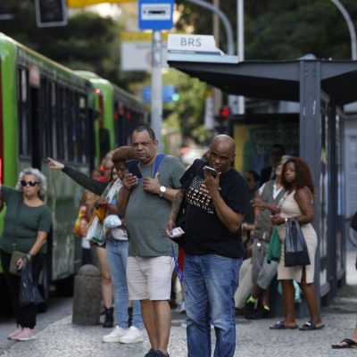 Rio de Janeiro (RJ), 28/05/2026 – Trabalhadores em ponto de ônibus no Largo da Carioca após aprovação pela Câmara dos Deputados da PEC que acaba com escala de trabalho 6x1. Foto: Fernando Frazão/Agência Brasil