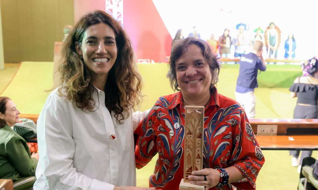 11/06/2026 - Brasília - Premiação do Concurso, após cerimônia de homenagem a Dom Phillips e Bruno Pereira. Na foto a presidenta da EBC, Antônia Pelegrino e a fotógrafa da Agência Brasil, Tânia Rego. Foto: Valter Campanato/Agência Brasil