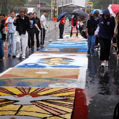 Rio de Janeiro (RJ), 04/06/2026 - Forte chuva cai sobre os tapetes de Corpus Christi enquanto estavam sendo confeccionados na avenida Chile, ao lado da Catedral Metropolitana de São Sebastião do Rio de Janeiro. Foto: Tânia Rêgo/Agência Brasil