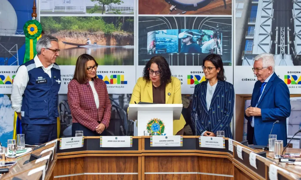 Brasília (DF), 09/06/2026 - Ministra Luciana Santos e presidente do Instituto Alana, jutamente com o ministro da Saúde Alexandre Padilha e a Primeira-dama do Brasil, Janja Lula da Silva, anunciam investimento de R$ 60 milhões para pesquisa em endometriose, dor pélvica e saúde menstrual. As pesquisas devem contribuir para reduzir lacunas de conhecimento sobre a endometriose, que afeta cerca de uma em cada dez meninas e mulheres, segundo estimativas globais divulgadas pela Organização Mundial da Saúde (OMS). Foto: Rodrigo Cabral/ASCOM/MCTI