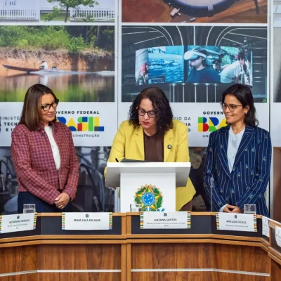 Brasília (DF), 09/06/2026 - Ministra Luciana Santos e presidente do Instituto Alana, jutamente com o ministro da Saúde Alexandre Padilha e a Primeira-dama do Brasil, Janja Lula da Silva, anunciam investimento de R$ 60 milhões para pesquisa em endometriose, dor pélvica e saúde menstrual. As pesquisas devem contribuir para reduzir lacunas de conhecimento sobre a endometriose, que afeta cerca de uma em cada dez meninas e mulheres, segundo estimativas globais divulgadas pela Organização Mundial da Saúde (OMS). Foto: Rodrigo Cabral/ASCOM/MCTI