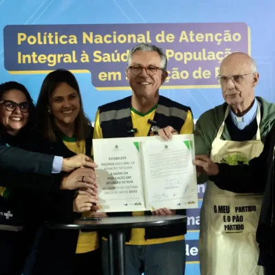 São Paulo (SP), 24/06/2026 - Ministro da Saúde, Alexandre Padilha, participa com o Padre Júlio Lancellotti na Casa de Oração do Povo da Rua, no bairro da Luz, do lançamento da Política Nacional de Atenção Integral à Saúde da População em Situação de Rua (PNAIS Rua), que estabelece diretrizes para garantir atendimento contínuo e integral a essa população. Foto: Paulo Pinto/Agencia Brasil