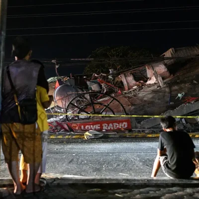 People look at a collapsed building following the magnitude 7.8 quake in General Santos, southern Philippines, June 8, 2026. REUTERS/Noel Celis